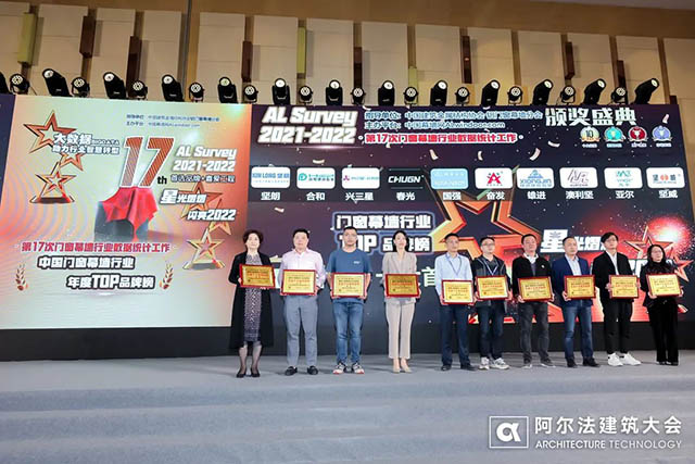 (左二為合和集團銷售中心總經理曹達文先生)