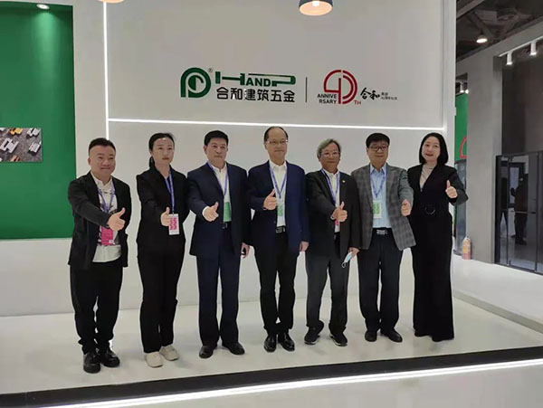 (右三為合和集團公司董事、集團總裁唐業強先生)