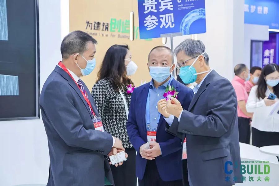 與各方賓客愉快暢談