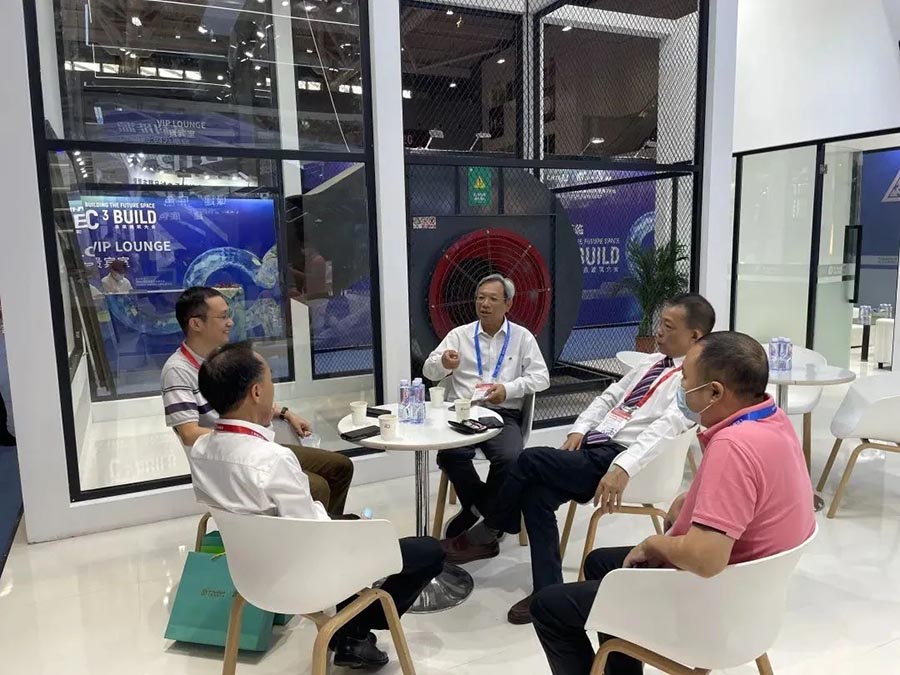 合和集團集團副董事長潘永祥先生,集團董事&總裁唐業強先生與各方賓客愉快暢談。
