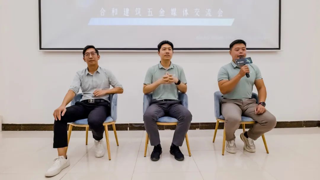 謝總、曹總、陳總分別與媒體朋友們互動.jpg 謝總、曹總、陳總分別與媒體朋友們互動.jpg